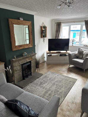 Een televisie en een open haard