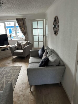 Een televisie en een open haard