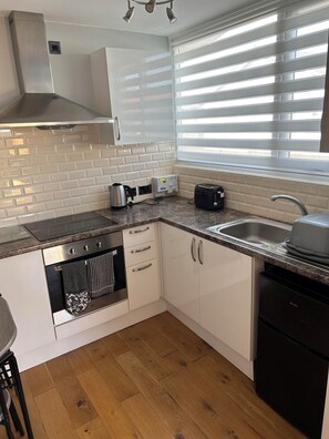 Geladeira, micro-ondas, fogão, cooktop