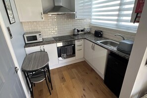 Kylskåp, mikrovågsugn, ugn och spishäll