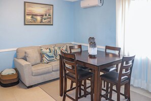 Dining - Spacious Cozy 3 bedroom unit with a private pool, centrally located in Freeport (Freeport)