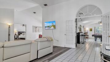 3 عدّة غرف نوم ومكتب وواي فاي مجانًا وملاءات أسرّة