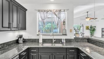 ثلاجة، ميكروويف، فرن، موقد طهي مسطح