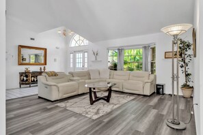 Smart-TV, Tischfußball, Tischtennisplatte, Bücher