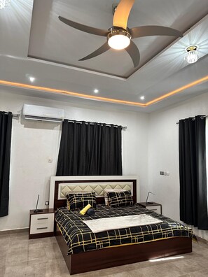 5 bedrooms, iron/ironing board, WiFi, bed sheets