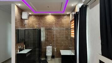 Douche, sĂšche-cheveux, serviettes fournies