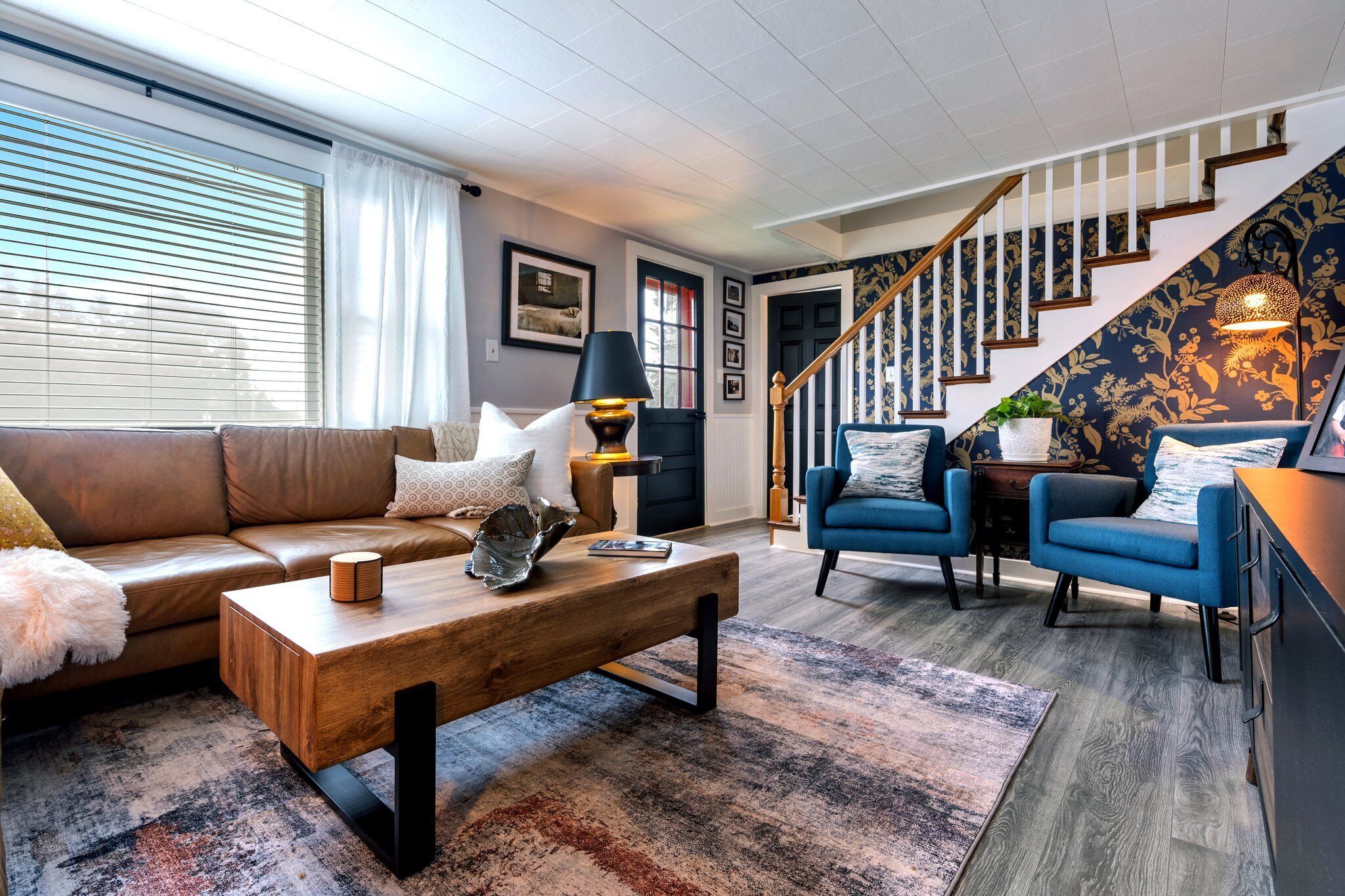 TV connectée, livres, espaces bureaux