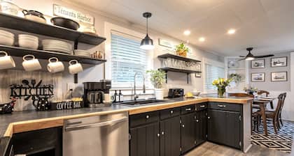 Fire Pit & Grill, Movie Room, Workspace, A/C, Pets