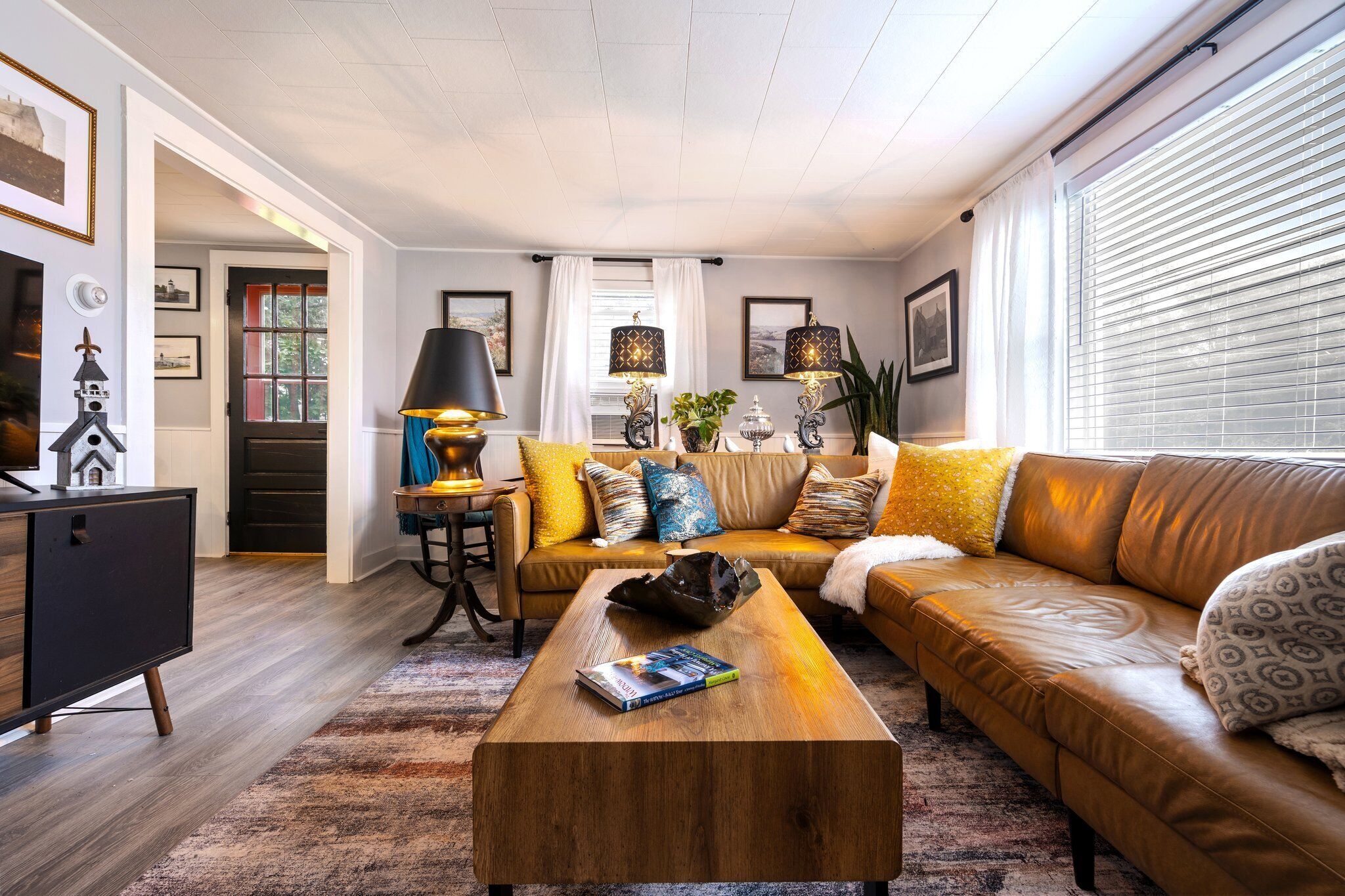 TV connectée, livres, espaces bureaux