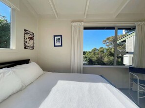 4 bedrooms, iron/ironing board, WiFi - Genuine Kiwi Bach at Stay Waiheke (Waiheke Island)