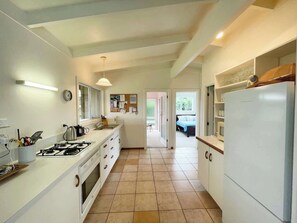 Fridge, microwave, oven, stovetop - Genuine Kiwi Bach at Stay Waiheke (Waiheke Island)