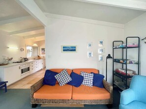 Televisión, chimenea y oficina 