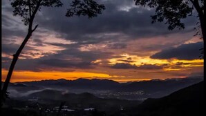 Un paisaje montañoso con un atardecer.