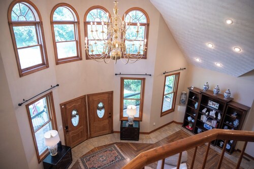 Large Family Home in Blue Ridge Mountains close to Roanoke/Blacksburg/Lynchburg