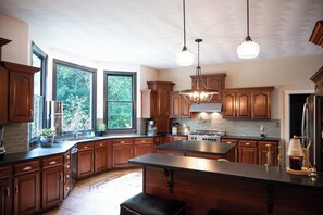 冷蔵庫、電子レンジ、オーブン、コンロ