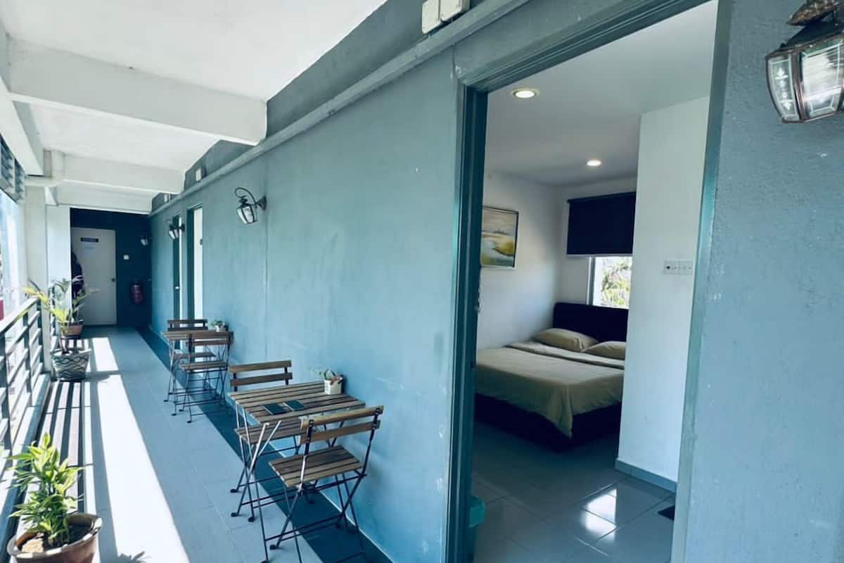 Doppia Superior, 1 letto queen, vista giardino, lato giardino | Minibar, una scrivania, postazione laptop, ferro/asse da stiro