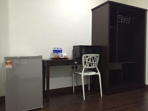 Minibar, desk, laptop workspace, iron/ironing board - Cassa Kaseh Guest House (Langkawi)