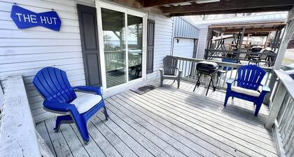 The Hut. Cozy 2-bedroom mobile home on peaceful Reelfoot Lake with boat shed