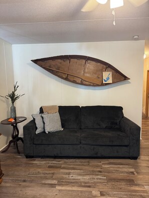 Smart TV, DVD player - The Hut. Cozy 2-bedroom mobile home on peaceful Reelfoot Lake with boat shed (Hornbeak)