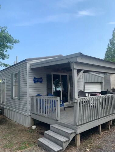 The Hut.  Cozy 2-bedroom mobile home on peaceful Reelfoot Lake with boat shed