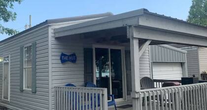 The Hut. Cozy 2-bedroom mobile home on peaceful Reelfoot Lake with boat shed