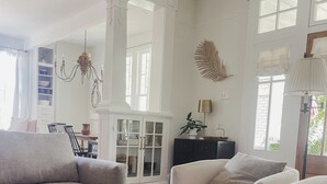 The Leighton Suite | Living area | 30-inch TV with cable channels, Netflix, Hulu - Guesthouse on Girod (Mandeville)
