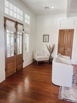 The Leighton Suite | Living area | 30-inch TV with cable channels, Netflix, Hulu - Guesthouse on Girod (Mandeville)