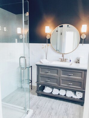 The Constance | Bathroom | Combined shower/bathtub, rainfall showerhead, hair dryer, soap - Guesthouse on Girod (Mandeville)