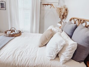 The Constance | Premium bedding, pillowtop beds, laptop workspace, free WiFi - Guesthouse on Girod (Mandeville)
