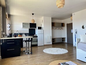 Kjøleskap, mikrobølgeovn, ovn og oppvaskmaskin