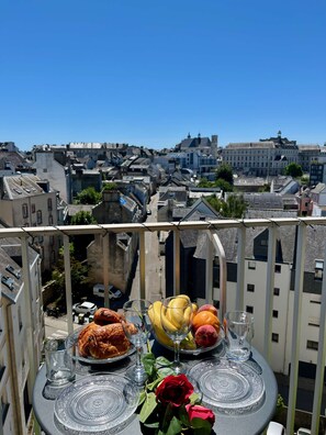Outdoor dining - View on historical rooftops of Vannes (Vannes)