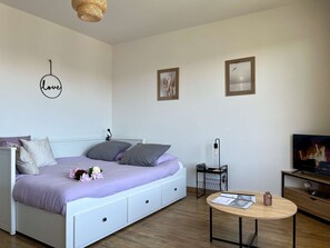 1 dormitori, planxa i posts de planxar, wifi i roba de llit