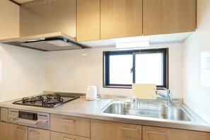 Kjøleskap, mikrobølgeovn, kokeplater og kjøkkenutstyr