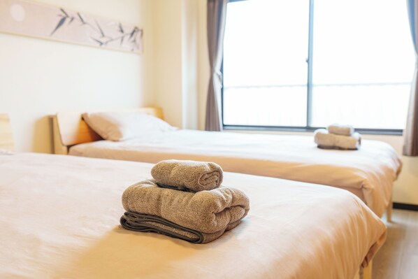 3 bedrooms, desk, WiFi, bed sheets
