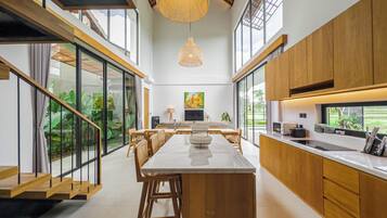 Vila, 3 quartos, vista para a piscina | Cozinha privada | Micro-ondas, cooktop, chaleira elétrica, torradeira