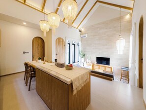Villa, 2 habitaciones, vistas a la piscina | Cocina privada | Microondas, placa de cocina, hervidor eléctrico y tostadora