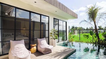 Vila, 2 quartos, vista para a piscina | Escrivaninha, Wi-Fi de cortesia, roupa de cama