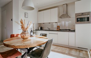 Jääkaappi, liesi, astianpesukone, kahvin-/teenkeitin