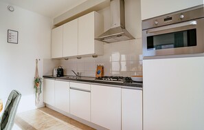 Jääkaappi, liesi, astianpesukone, kahvin-/teenkeitin