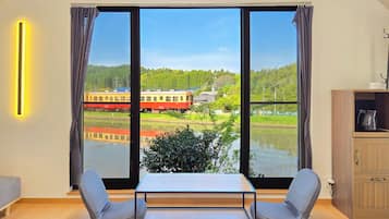 Studio Suite Deluks, pemandangan halaman | Ruang kerja ramah laptop, Wi-Fi gratis, dan seprai linen