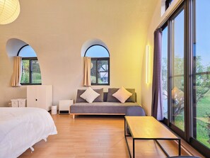 Deluxe-Studiosuite, Blick auf den Innenhof | Laptopgeeigneter Arbeitsplatz, kostenloses WLAN, Bettwäsche