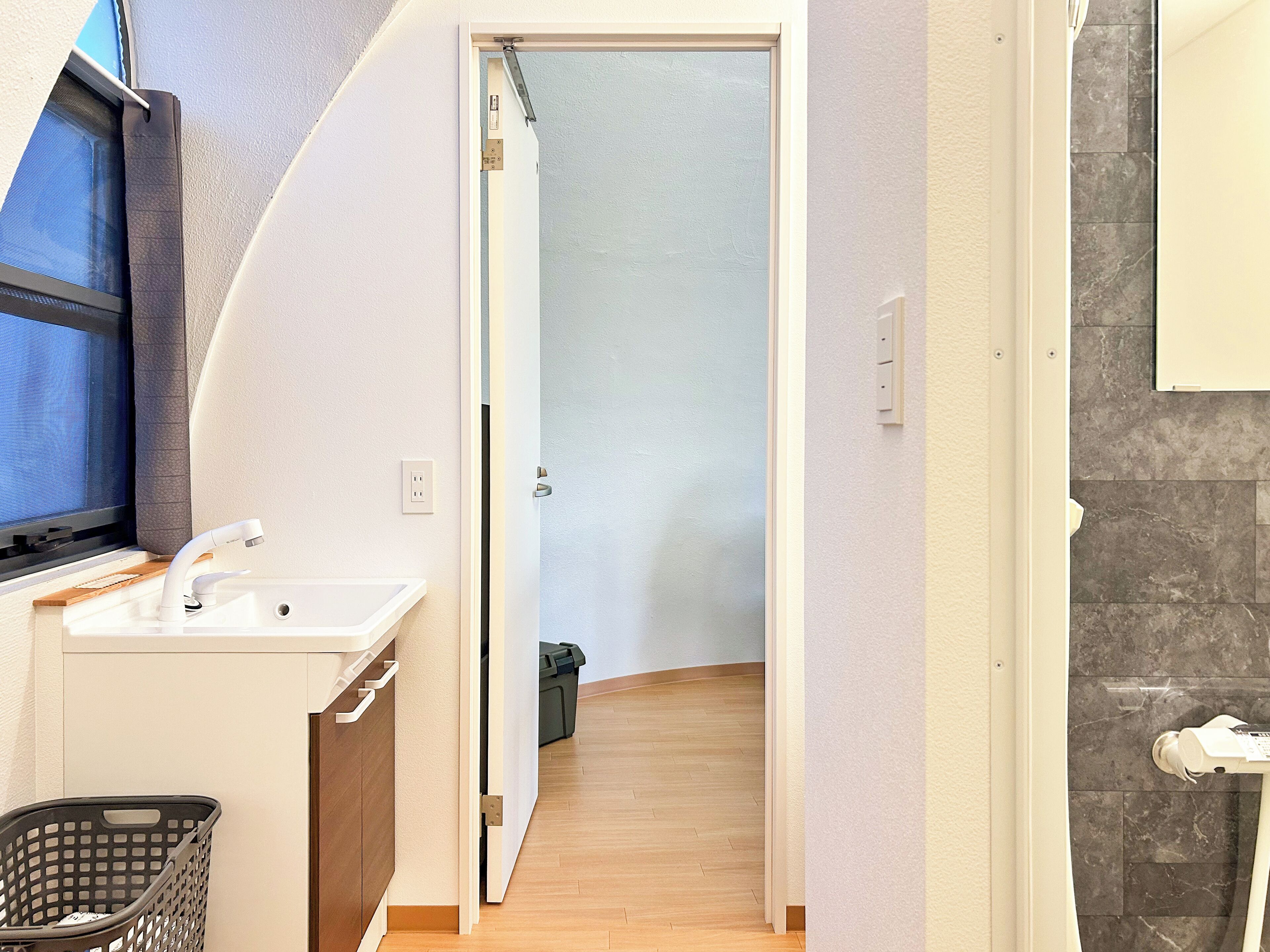 Haartrockner, Toilette mit elektrischem Bidet, Handtücher, Seife