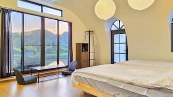 Deluxe Studio Suite, Courtyard View | Laptop workspace, free WiFi, bed sheets
