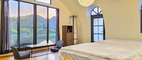 Espacio para trabajar con laptop, wifi gratis y ropa de cama