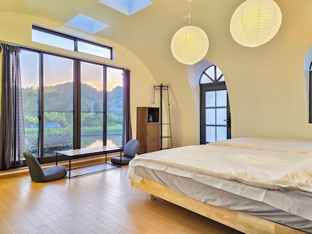 Deluxe Studio Suite, Courtyard View | Laptop workspace, free WiFi, bed sheets