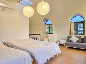 Espacio para trabajar con laptop, wifi gratis y ropa de cama