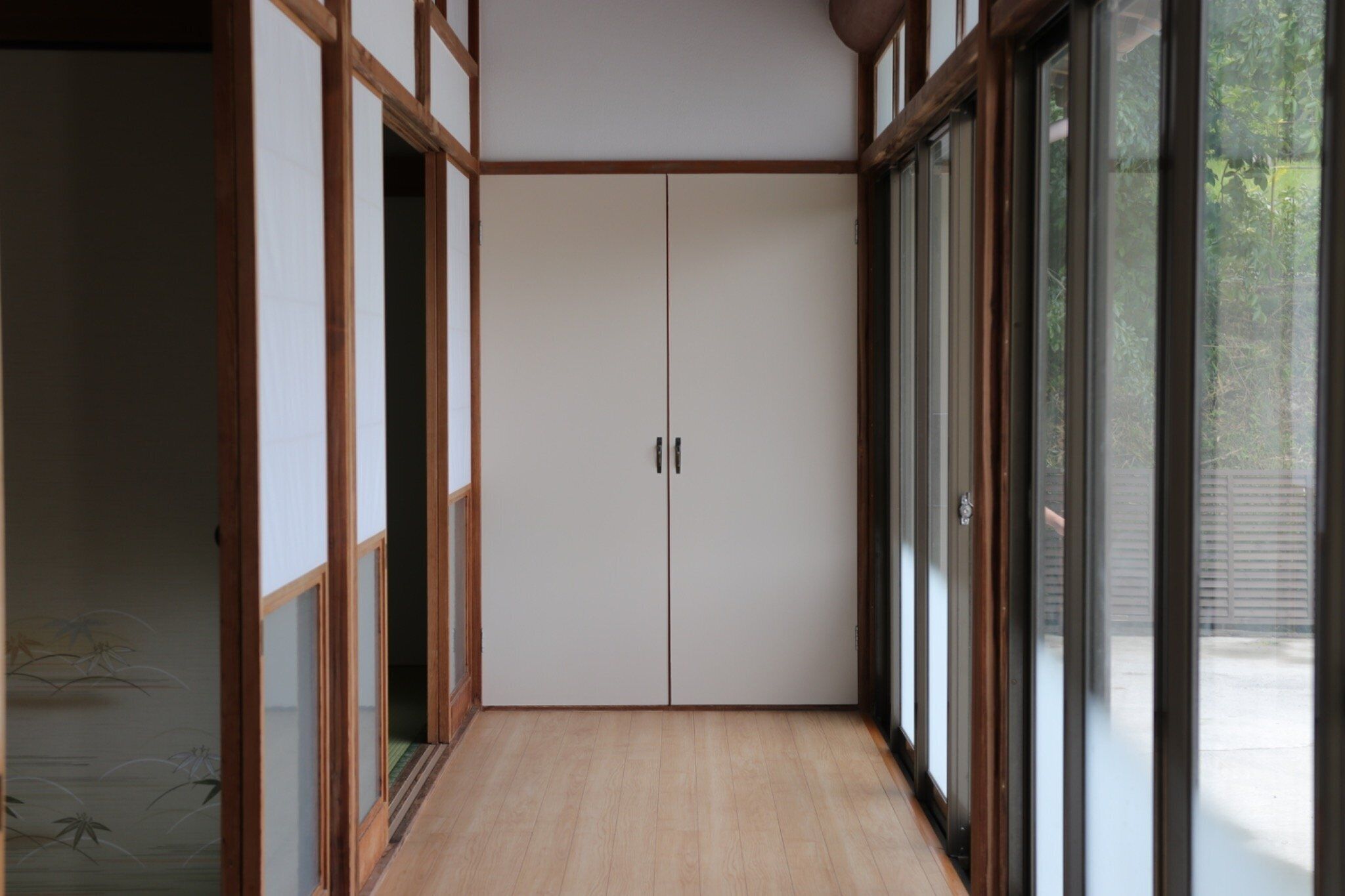Un pasillo con puertas correderas que dan a una habitación.