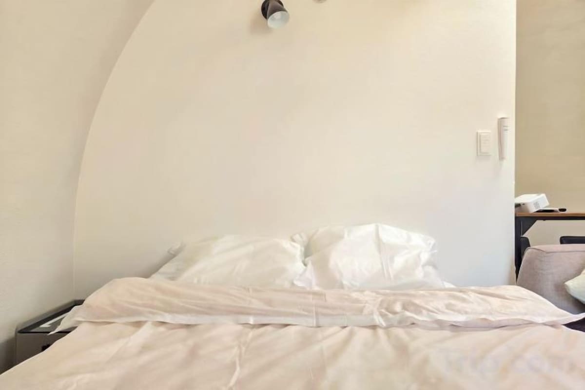Laptop workspace, free WiFi, bed sheets