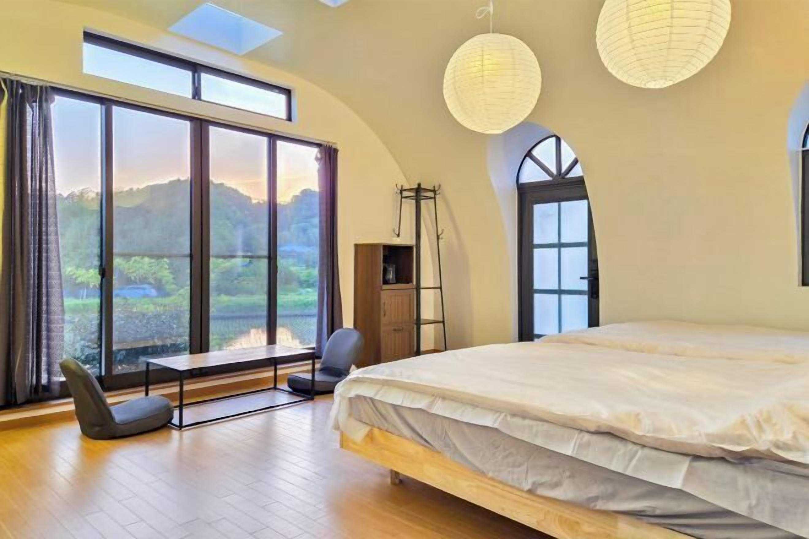 Laptop workspace, free WiFi, bed sheets