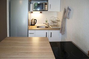 Réfrigérateur, four, batterie de cuisine, vaisselle et ustensiles